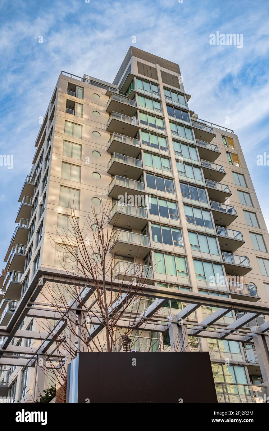 Moderni edifici di appartamenti in una giornata di sole con un cielo blu. Facciata di un moderno edificio di appartamenti. Nuovo edificio di appartamenti. Nuovo ed elegante multipiano Foto Stock