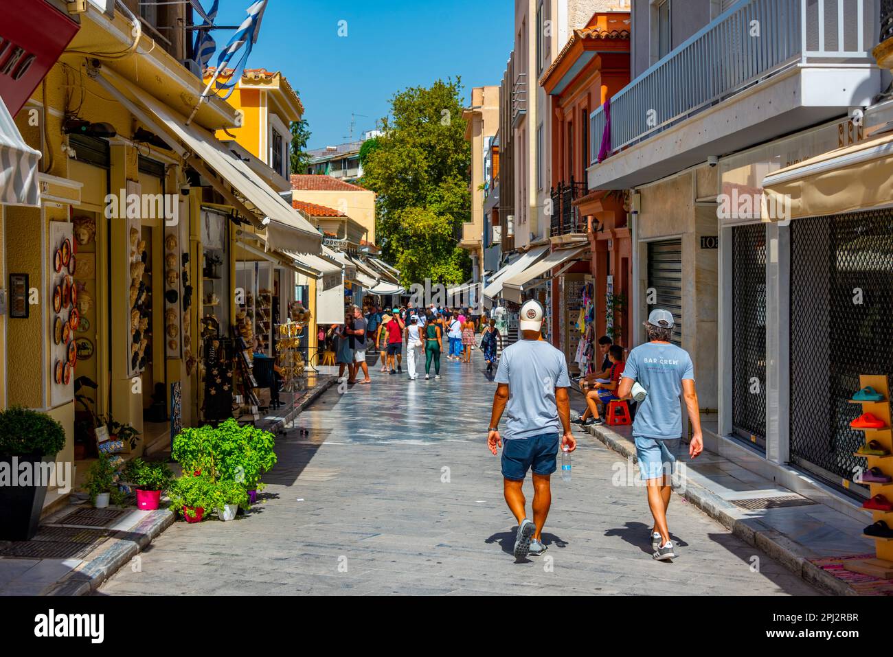 Atene, Grecia, 10 settembre 2022: Vista di una stretta strada commerciale nel quartiere storico di atene chiamato plaka. Foto Stock