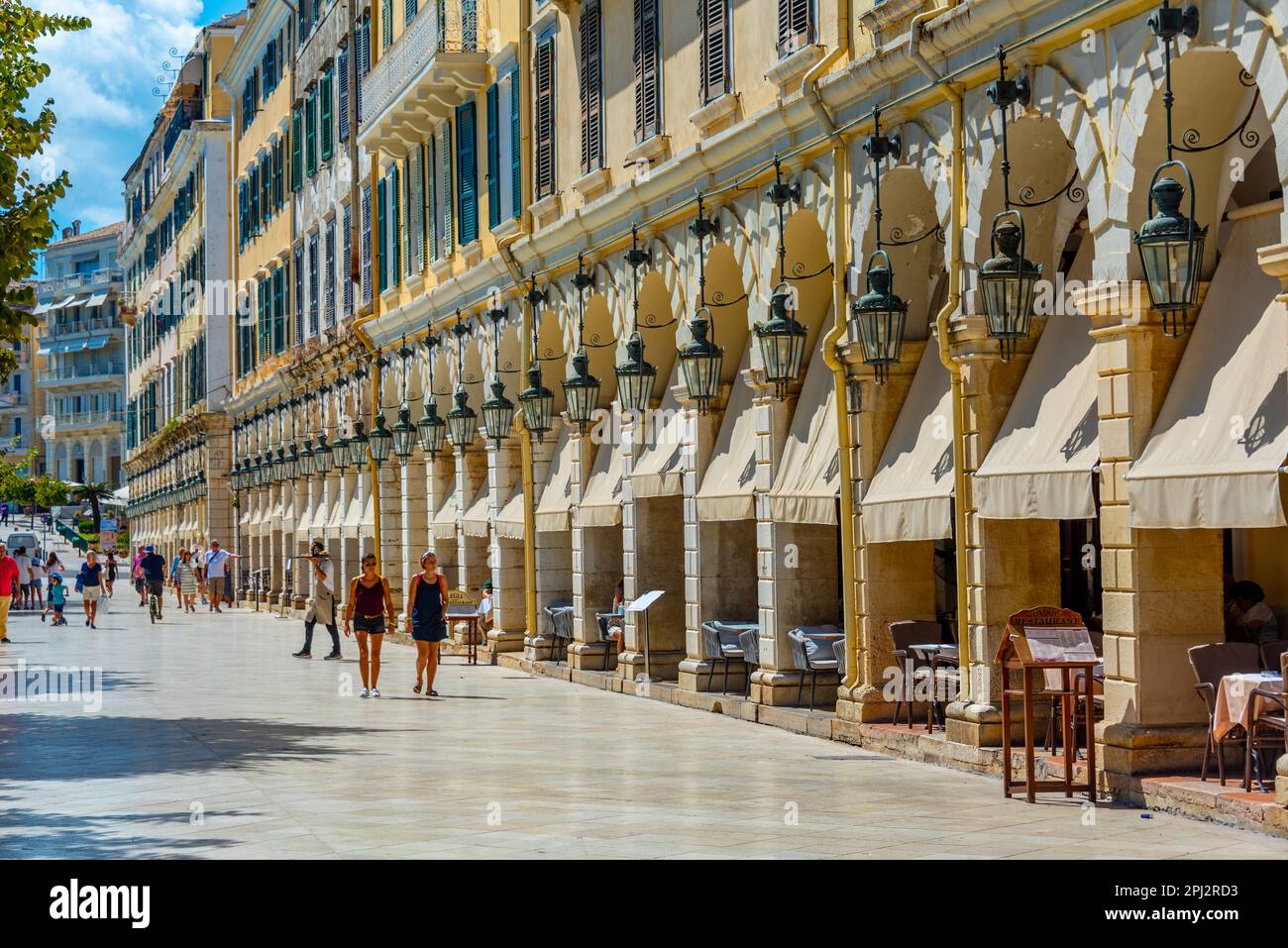 Kerkyra, Grecia, 11 settembre 2022: Popolare via Liston nel centro di Kerkyra, Corfù, Grecia. Foto Stock