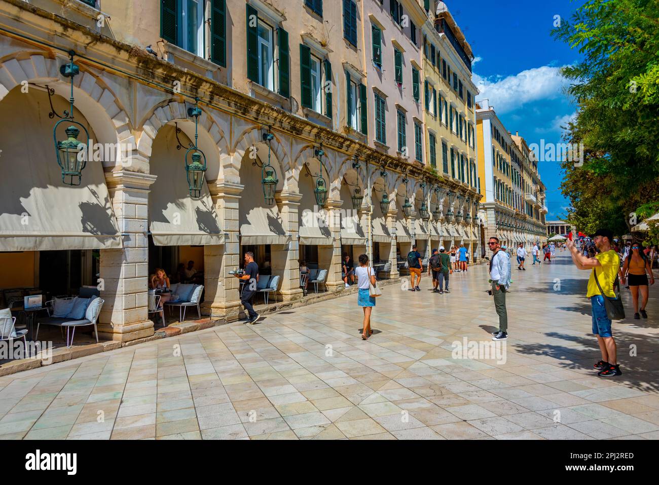Kerkyra, Grecia, 11 settembre 2022: Popolare via Liston nel centro di Kerkyra, Corfù, Grecia. Foto Stock