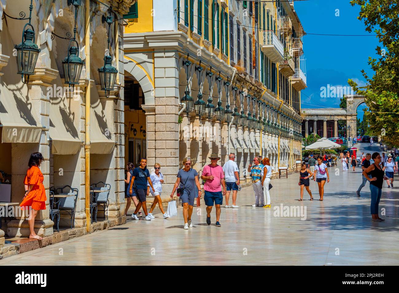 Kerkyra, Grecia, 11 settembre 2022: Popolare via Liston nel centro di Kerkyra, Corfù, Grecia. Foto Stock