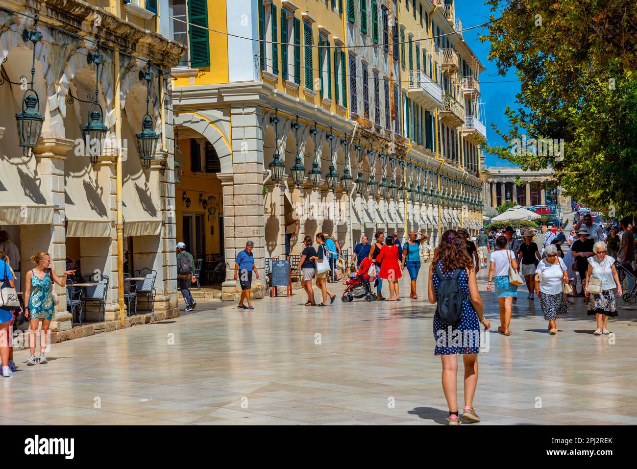 Kerkyra, Grecia, 11 settembre 2022: Popolare via Liston nel centro di Kerkyra, Corfù, Grecia. Foto Stock