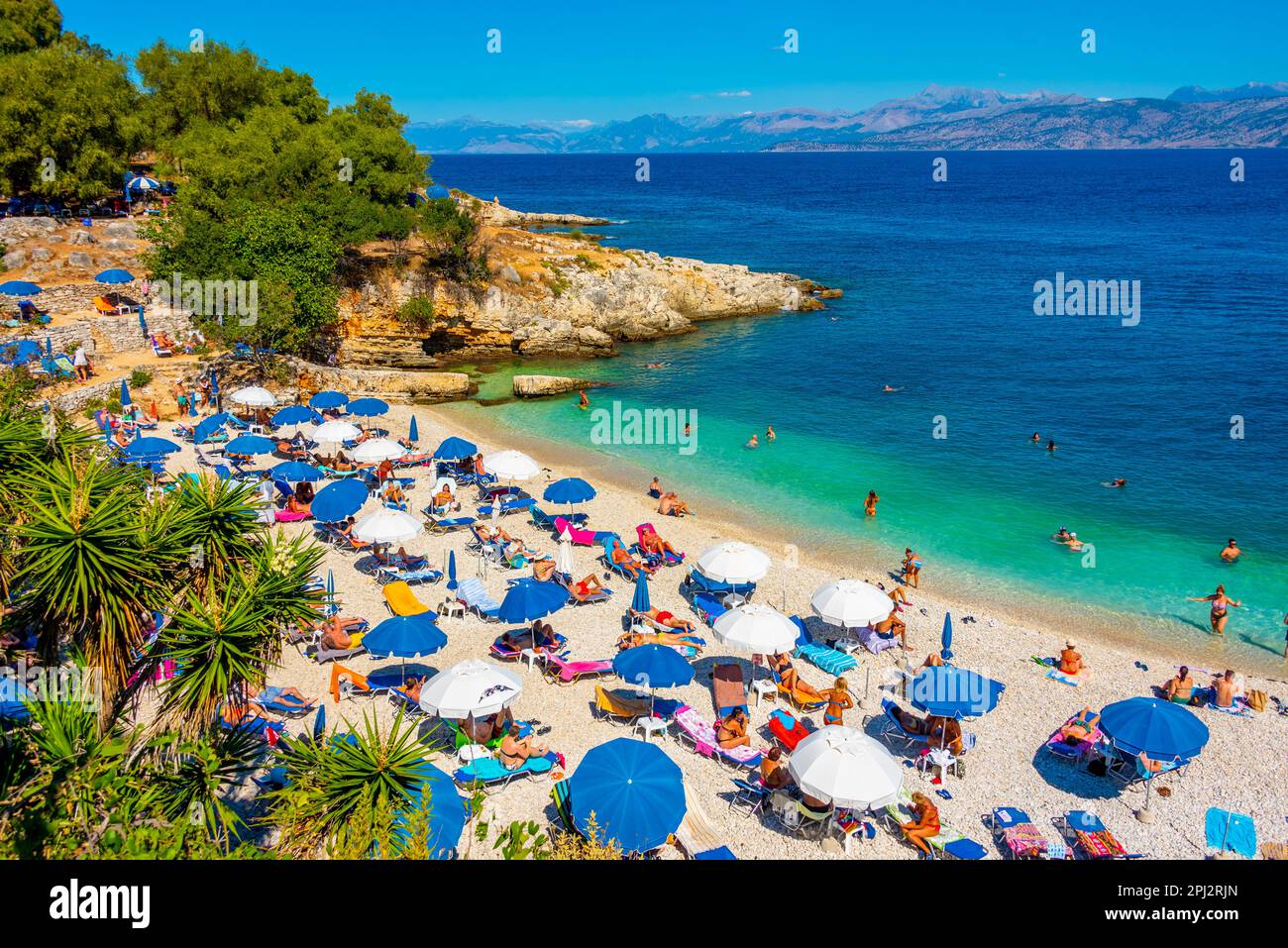 Kassiopi, Grecia, 13 settembre 2022: Vista panoramica della spiaggia di Mpataria sull'isola di Corfù, Grecia. Foto Stock