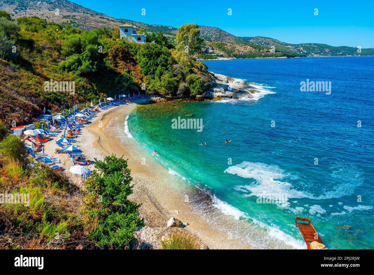 Kassiopi, Grecia, 13 settembre 2022: Vista panoramica della spiaggia di Pipitos sull'isola di Corfù, Grecia. Foto Stock