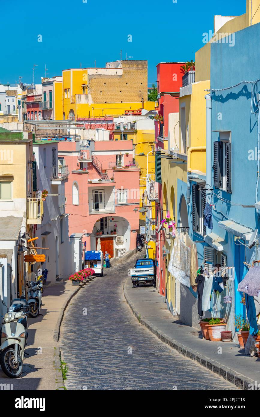 Procida, Italia, 24 maggio 2022: Vista di una strada colorata sull'isola di Procida. Foto Stock
