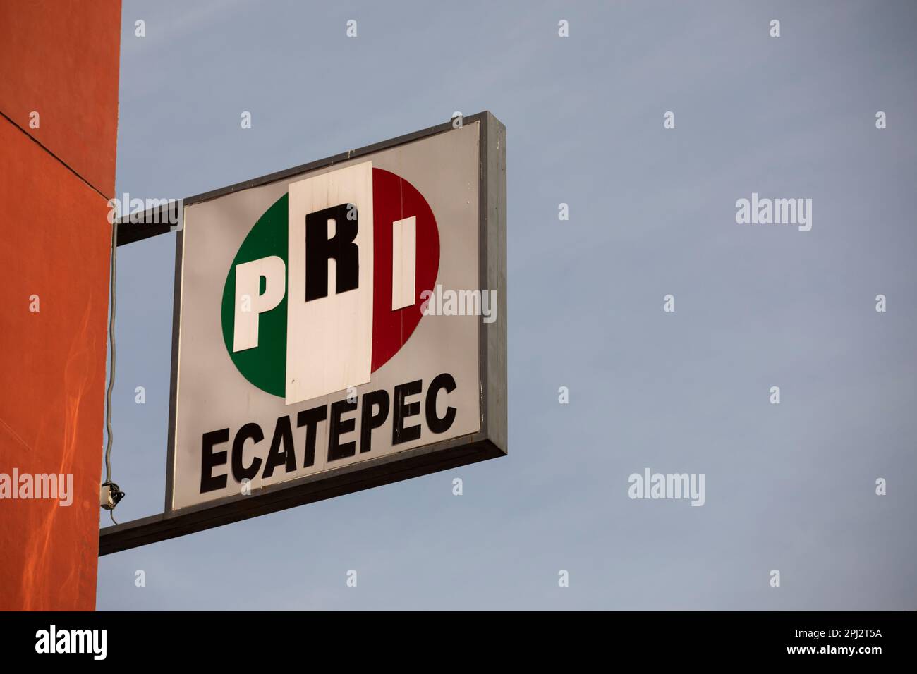 Ecatepec de Morelos, Messico - 19 novembre 2022: La luce splende su un PRI, Partido rivoluzionario istituzionale, segno di quartier generale del partito politico. Foto Stock