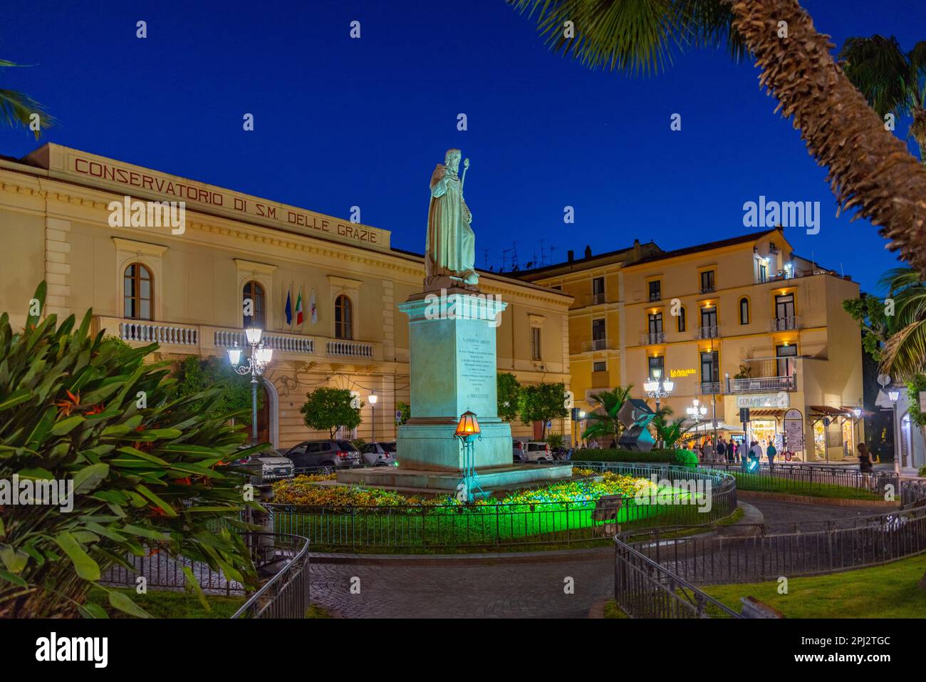 Sorrento, Italia, 21 maggio 2022: Vista notturna di Piazza Sant'Antonino a Sorrento. Foto Stock