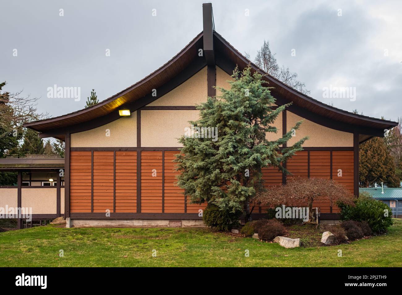 Casa in stile giapponese, architettura. Esterno della tradizionale casa popolare Giapponese. Paesaggio di vecchia architettura giapponese e giardino. Nessuno, phot di strada Foto Stock