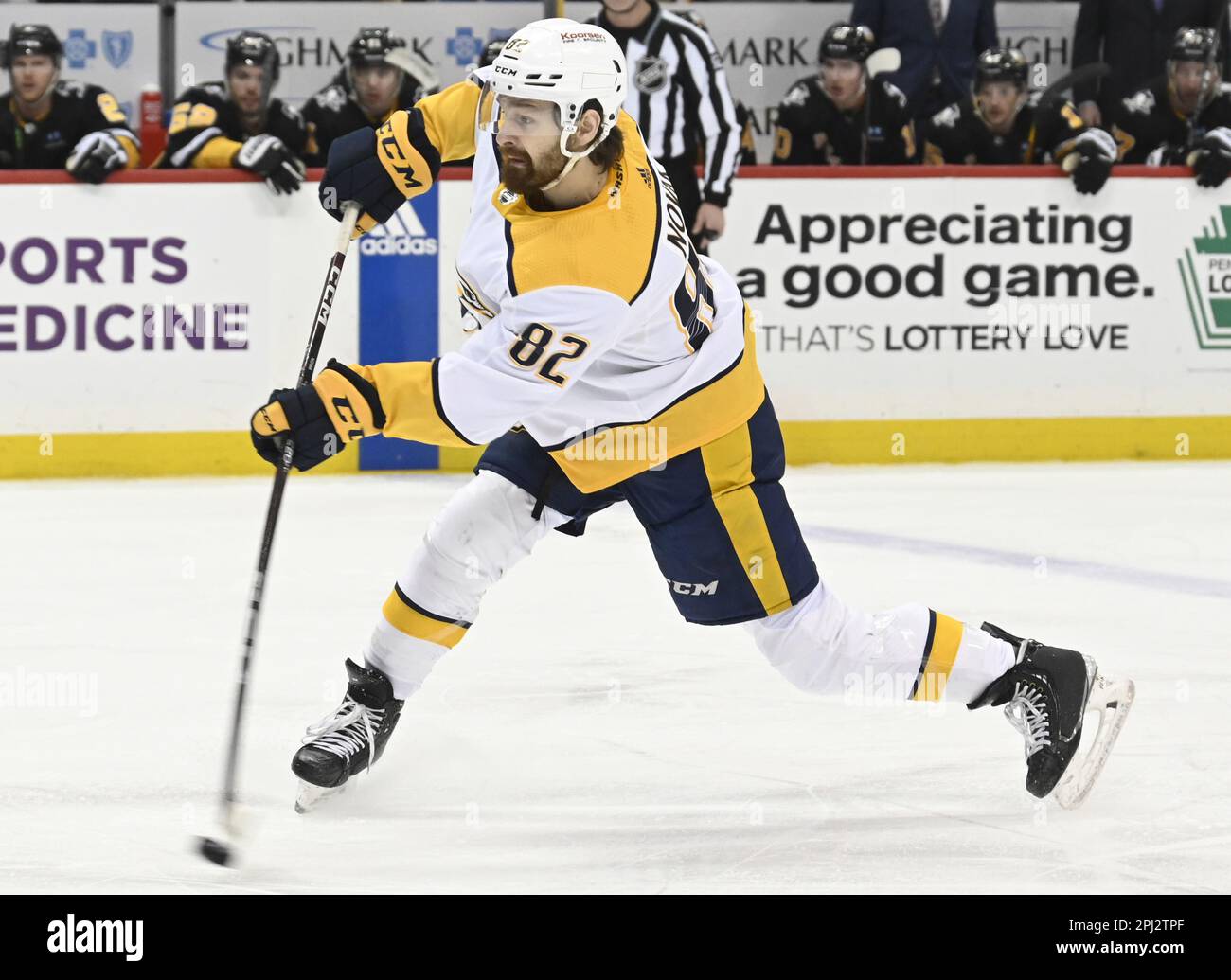 Pittsburgh, Stati Uniti. 30th Mar, 2023. Il centro dei predatori di Nashville Tommy Novak (82) scatta un colpo durante il primo periodo della vittoria di Pittsburgh Penguins 2-0 alla PPG Paints Arena di Pittsburgh giovedì 30 marzo 2023. Foto di Archie Carpenter/UPI Credit: UPI/Alamy Live News Foto Stock