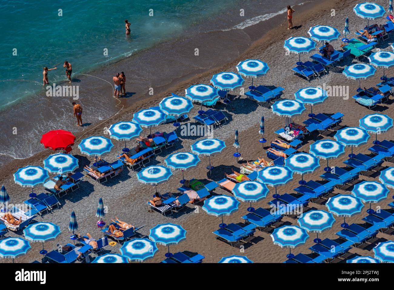 Positano, Italia, 21 maggio 2022: Ombrelloni bianchi e blu sulla spiaggia di Positano in Italia. Foto Stock