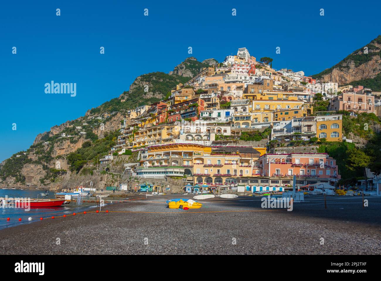 Positano, 21 maggio 2022: Giornata di sole sulla spiaggia di Positano. Foto Stock