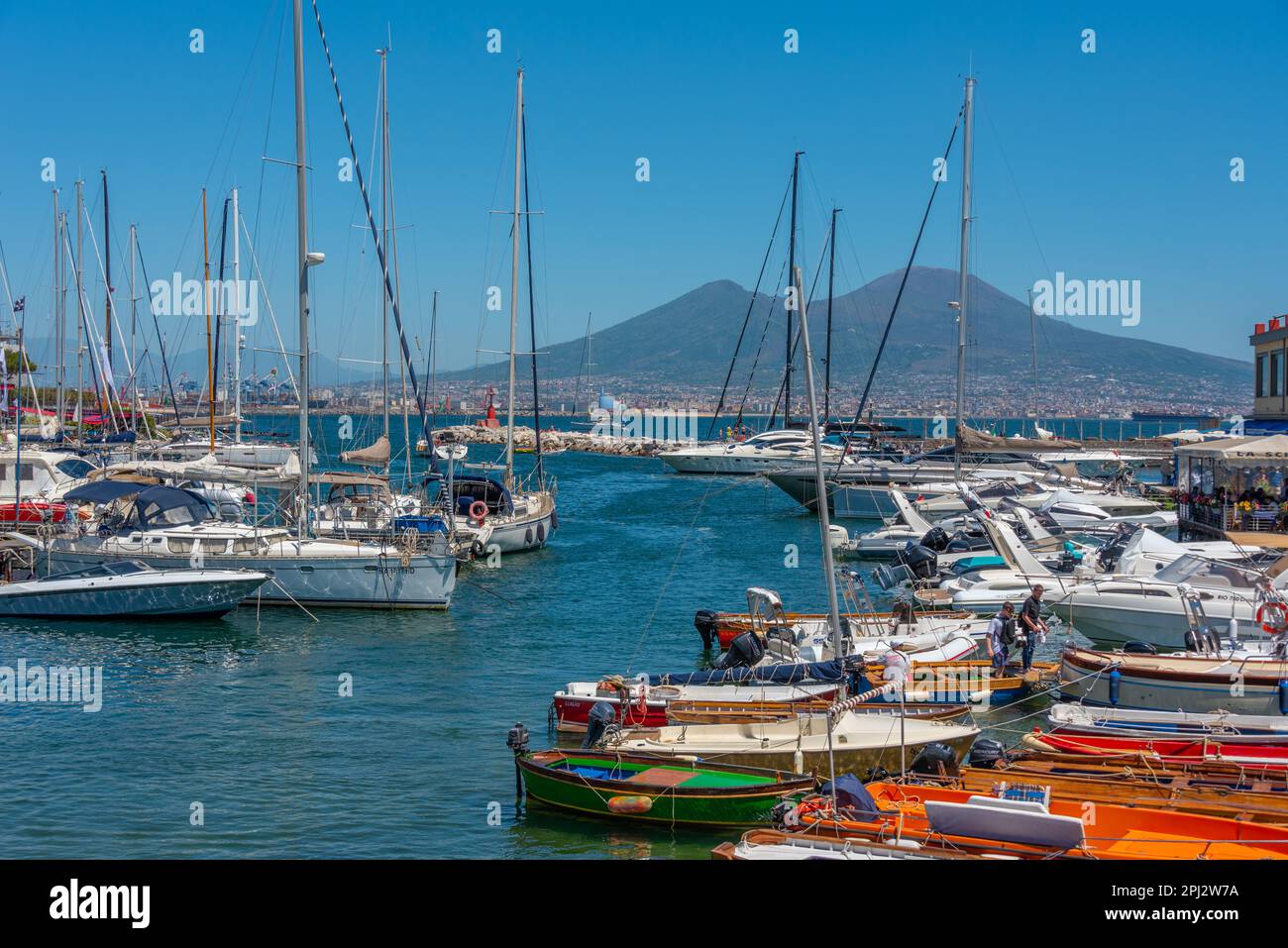 Napoli, Italia, 19 maggio 2022: Il Vesuvio visto dietro la marina di Napoli. Foto Stock