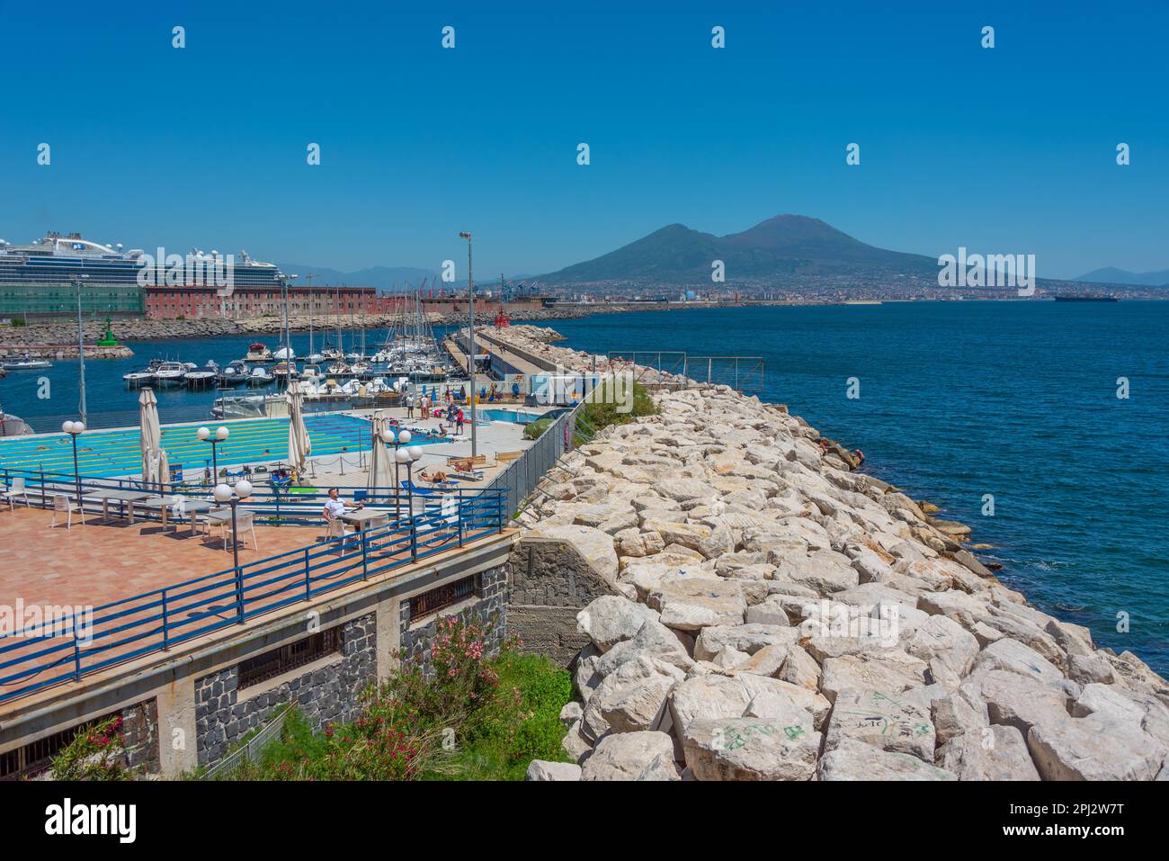 Napoli, Italia, 19 maggio 2022: Il Vesuvio visto dietro la marina di Napoli. Foto Stock