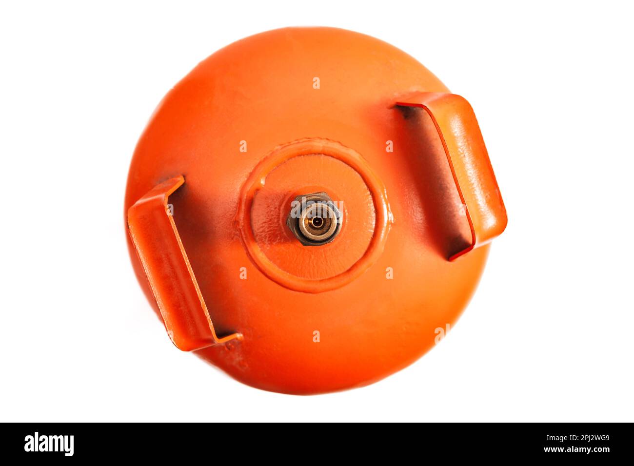Su sfondo bianco, vista dall'alto di una bombola di gas butano arancione, che mostra la valvola e le maniglie per mantenerla. Foto Stock