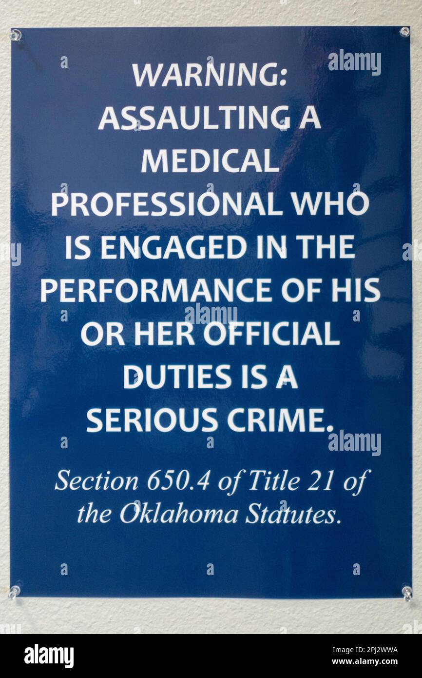 Segnale di avvertimento contro l'assalto di un medico all'interno di una sala d'attesa medica in Oklahoma, USA. Foto Stock