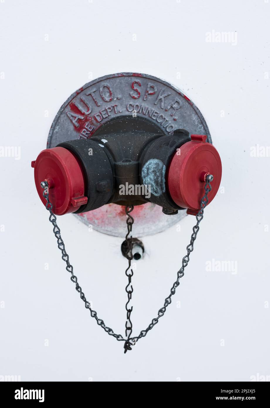 Connettore standard sprinkler automatico. Collegamento dei vigili del fuoco coperto all'esterno di un edificio su una parete. Messa a fuoco selettiva. Collegamenti dei vigili del fuoco f Foto Stock Connettore standard sprinkler automatico. Collegamento dei vigili del fuoco coperto all'esterno di un edificio su una parete. Messa a fuoco selettiva. Collegamenti dei vigili del fuoco f Foto Stock