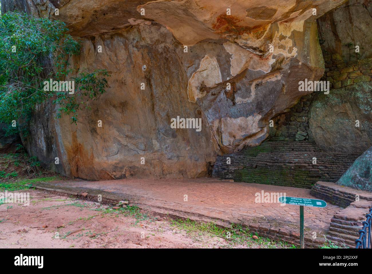 Sigiriya, Sri Lanka, 5 febbraio 2022: Cobra Hood Cave nella fortezza rocciosa di Sigiriya in Sri Lanka. Foto Stock