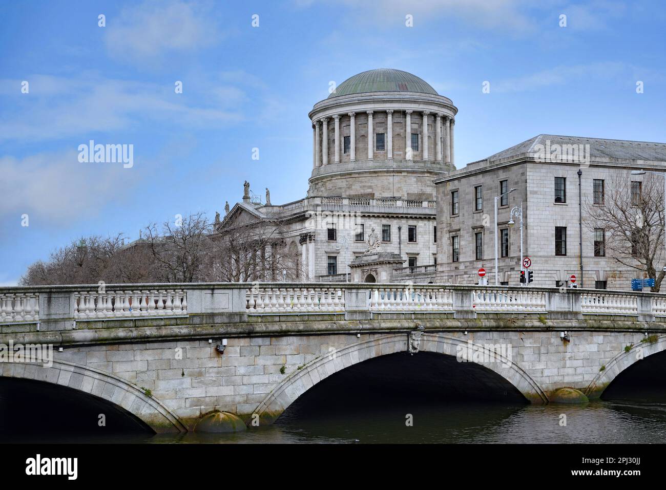 Questo imponente edificio a cupola accanto al fiume Liffey è noto come quattro tribunali, che ospitano, tra gli altri, la Corte Suprema d'Irlanda Foto Stock
