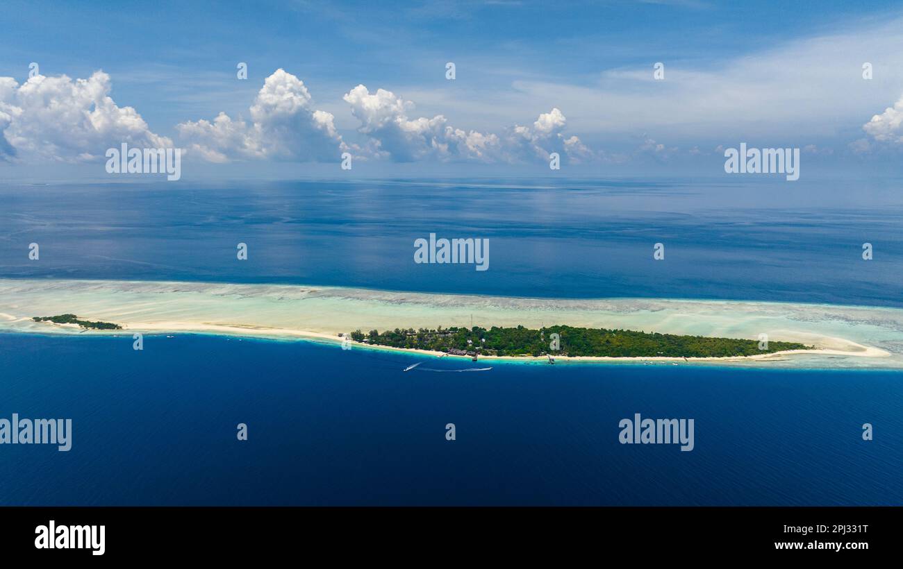 Atollo e isola tropicale Mataking con spiaggia. Parco Marino di Tun Sakaran. Borneo, Sabah, Malesia. Foto Stock