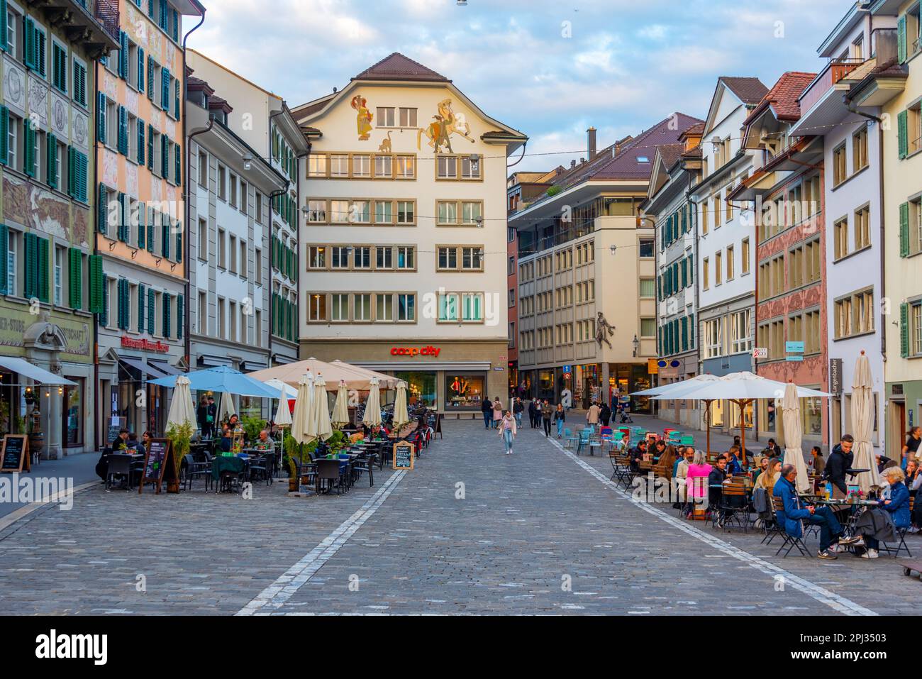 Lucerna, Svizzera, 20 settembre 2022: Strada storica nel centro storico di Lucerna, Svizzera. Foto Stock