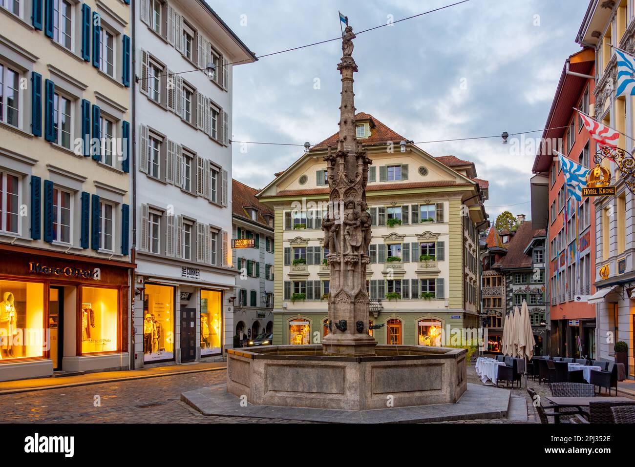 Lucerna, Svizzera, 21 settembre 2022: Vista notturna di una strada storica nel centro storico di Lucerna, Svizzera. Foto Stock
