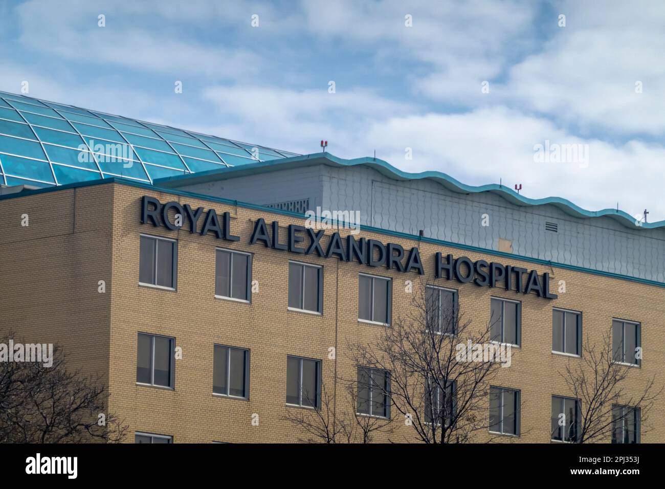 Edmonton, Alberta. Canada. Mar 30, 2023. Il Royal Alexandra Hospital o RAH edificio segno. Un grande e lungo ospedale di servizio nella provincia canadese Foto Stock