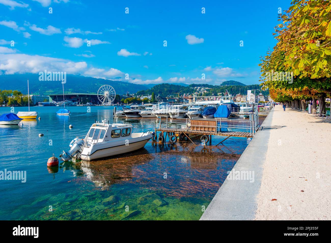 Lucerna, Svizzera, 21 settembre 2022: Marina sul lago di Lucerna in Svizzera. Foto Stock