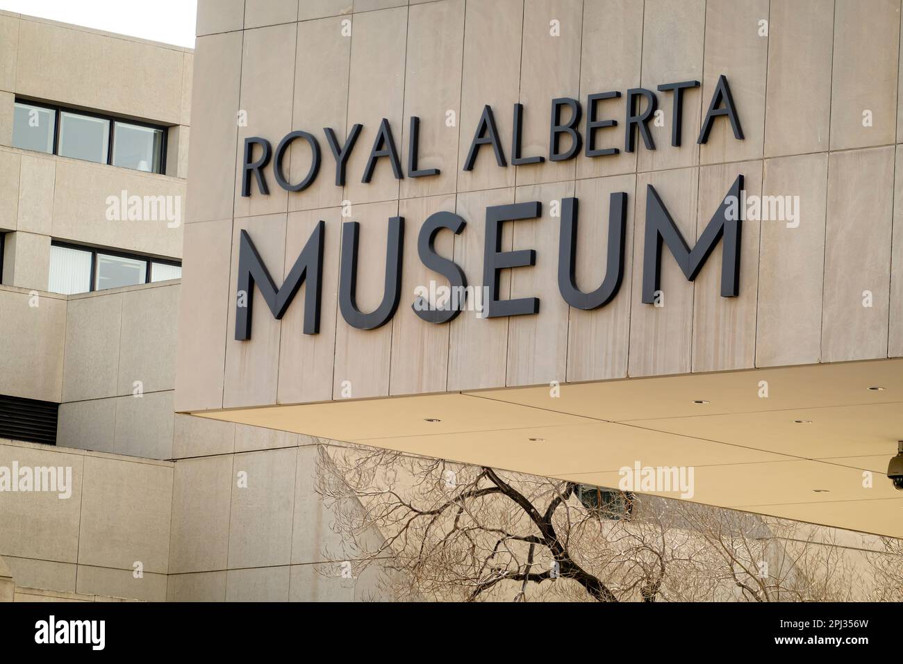 Edmonton, Alberta. Mar 30, 2023. Da vicino al Royal Alberta Museum o al cartello RAM. Un museo di storia umana e naturale a Edmonton, Alberta, Canad Foto Stock