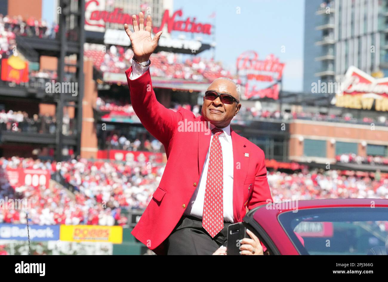 St Louis, Stati Uniti. 30th Mar, 2023. St Louis Cardinals Hall of Famer Ozzie Smith, ondeggia per i fan durante le cerimonie il giorno di apertura prima di una partita contro i Toronto Blue Jays e St.. Louis Cardinals al Busch Stadium di St Louis il Giovedi, 30 marzo 2023. Foto di Bill Greenblatt/UPI Credit: UPI/Alamy Live News Foto Stock