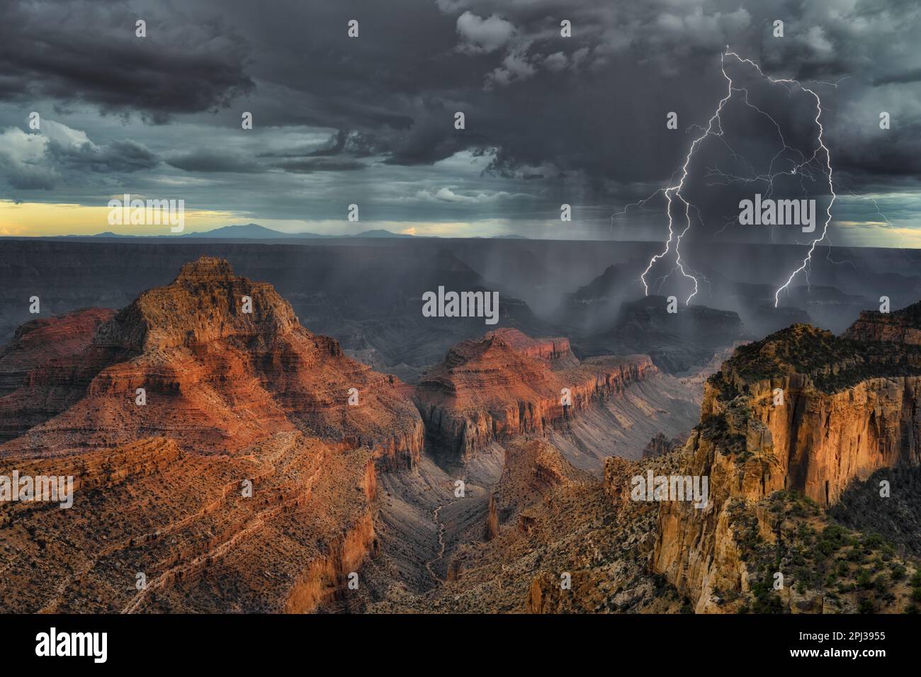 Fulmini sul versante nord del Grand Canyon dell'Arizona da Cape Royal. Foto Stock