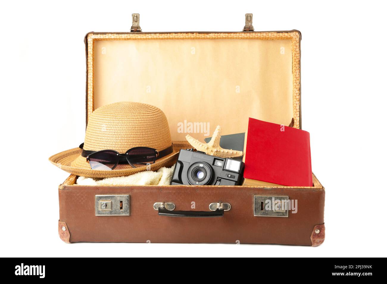 Valigia vintage e accessori da spiaggia isolati su sfondo bianco. Concetto estivo Foto Stock