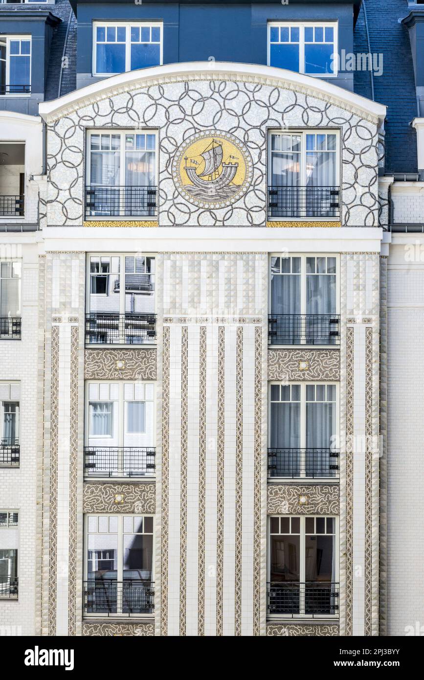 Francia. Parigi (75) 6th° arrondissement. Stemma di Parigi su una facciata dell'hotel Lutetia, un'emblematica struttura di lusso, a Saint-Germai Foto Stock