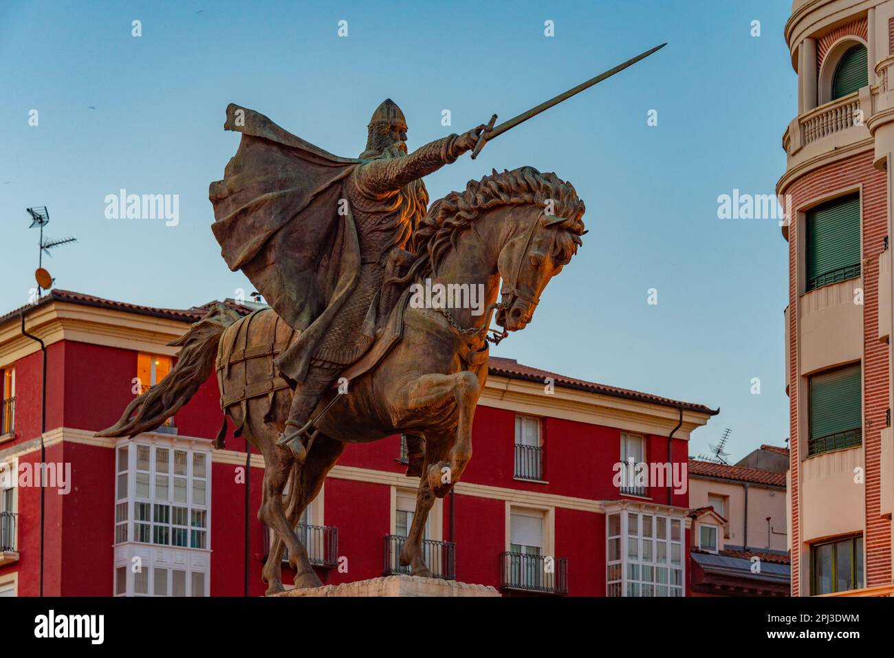 Burgos, Spagna, 4 giugno 2022: Tramonto vista della statua di El Cid nella città spagnola Burgos. Foto Stock