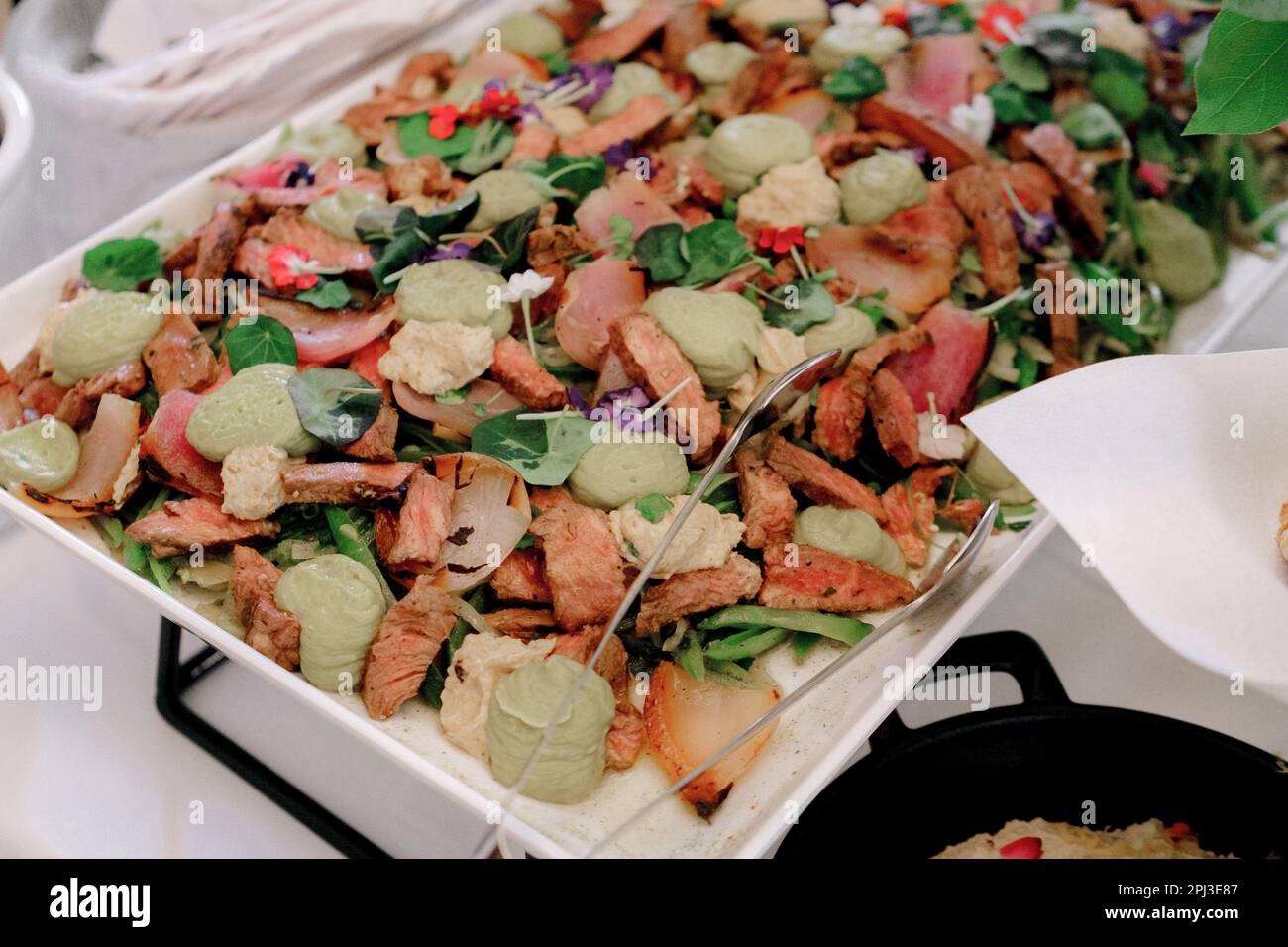 catering cibo a buffet per matrimoni al coperto in un ristorante di lusso con carne colorata erbe e verdure Foto Stock