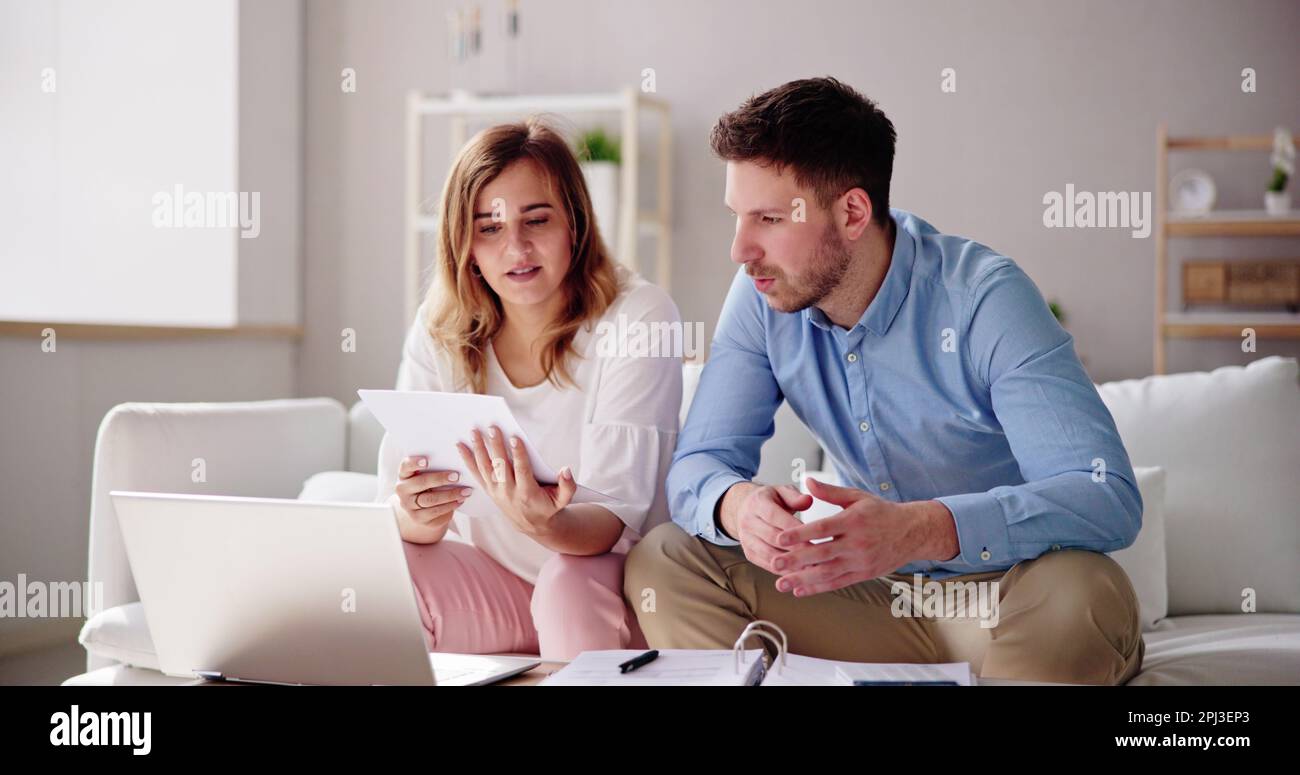 Lettura della lettera cartacea. Buone notizie. Posta fattura famiglia Foto Stock