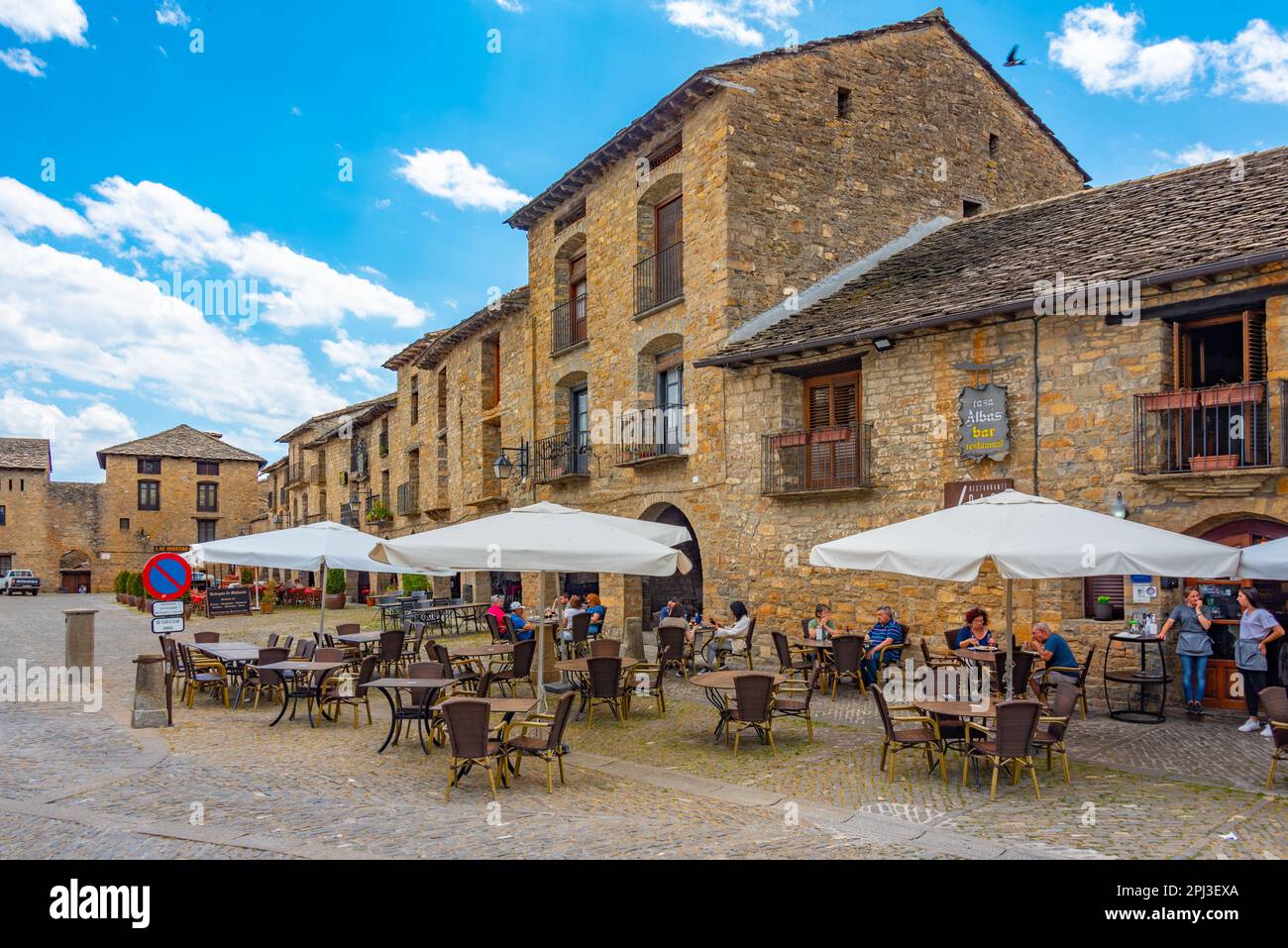 Ainsa, Spagna, 31 maggio 2022: Plaza Mayor nel villaggio spagnolo Ainsa. Foto Stock