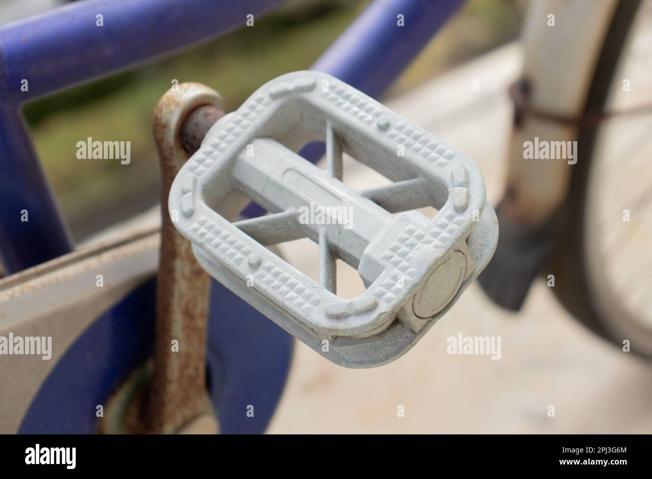 Un vecchio e corroso pedale della bicicletta. Foto dopo alcune modifiche. Foto Stock
