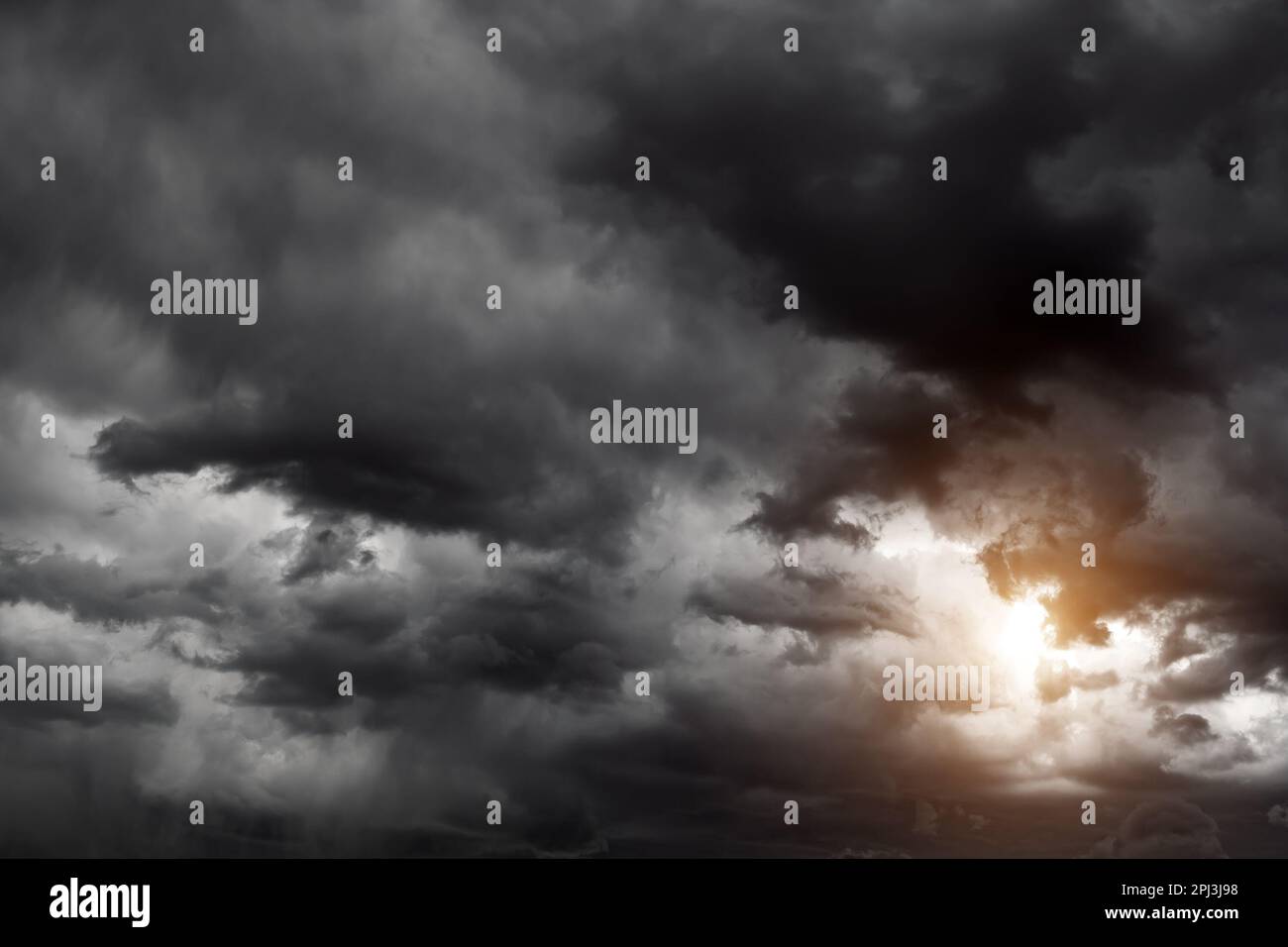 Tempesta pioggia nuvole sfondo con una luce Foto Stock