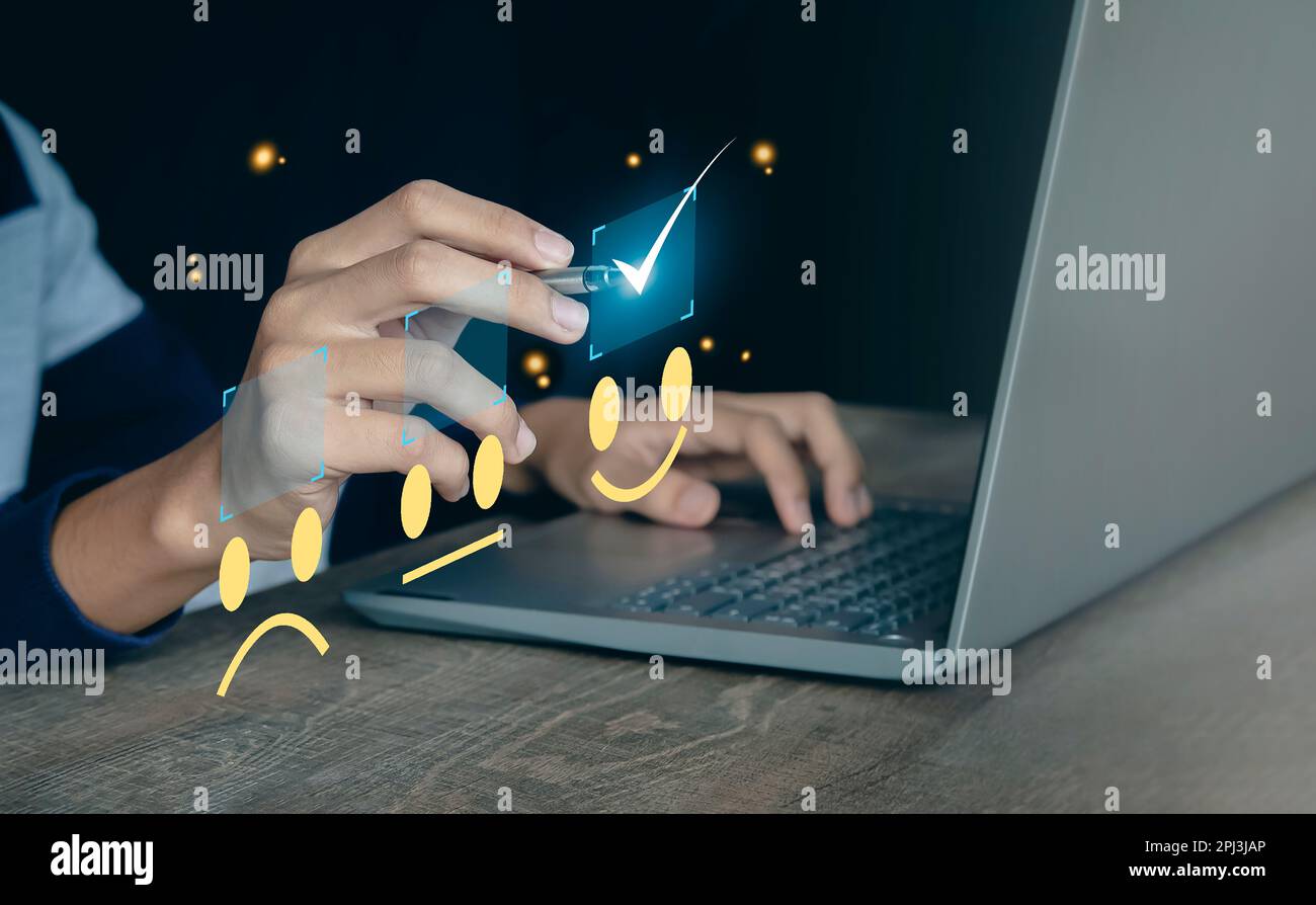 I clienti valutano la soddisfazione del provider di servizi attraverso l'applicazione. L'esperienza di assistenza nell'applicazione online valuterà la qualità di Foto Stock