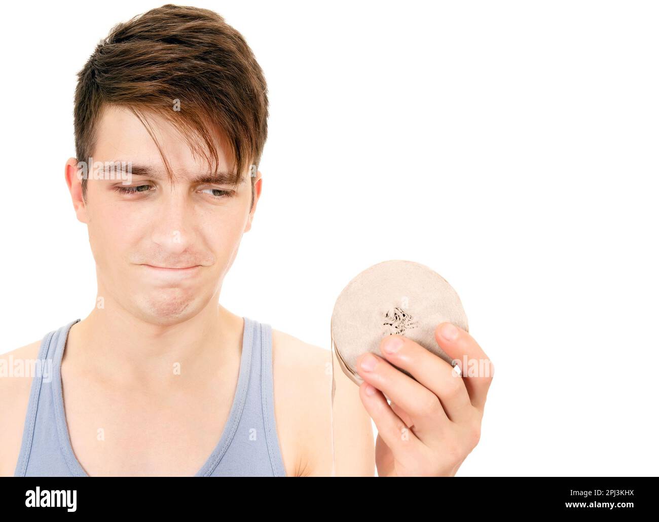 Giovane uomo infelice con una carta igienica isolata sul primo piano di sfondo bianco Foto Stock