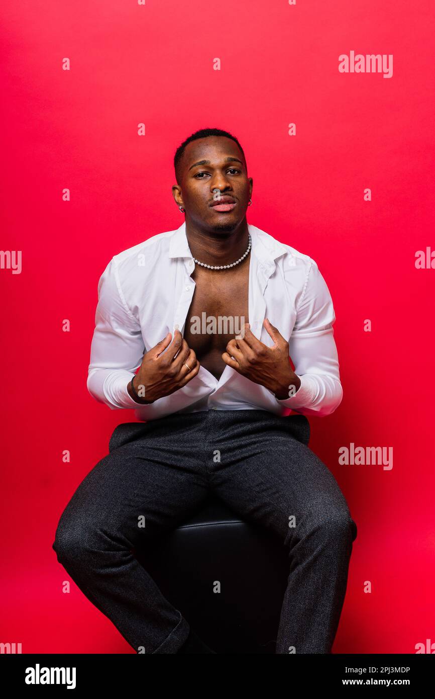 Felice uomo d'affari afro-americano in un vestito formale. Un ragazzo nero sorridente e sicuro Foto Stock