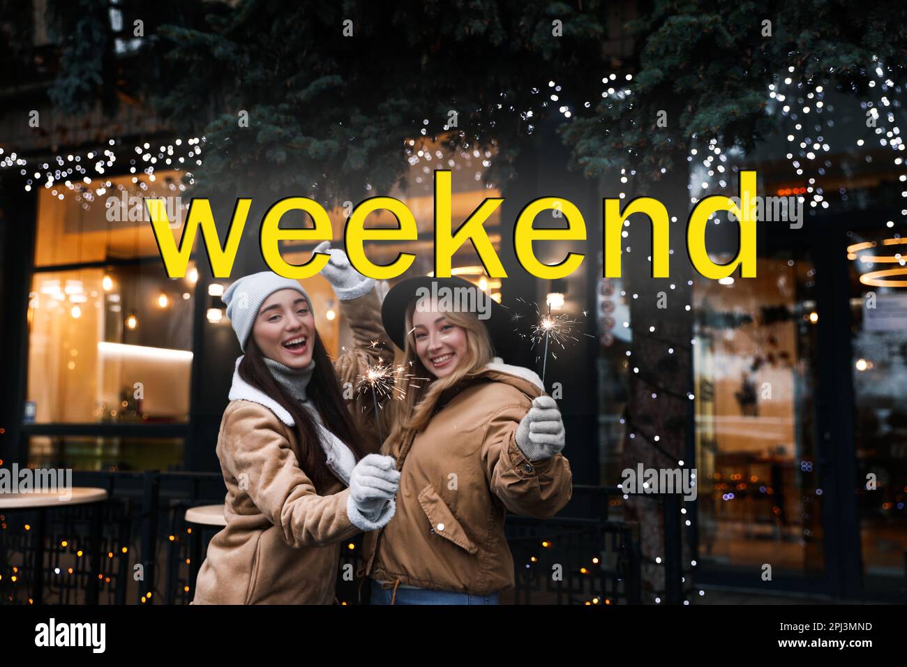 Ciao Weekend. Giovani donne felici con gli scintillatori alla fiera invernale Foto Stock