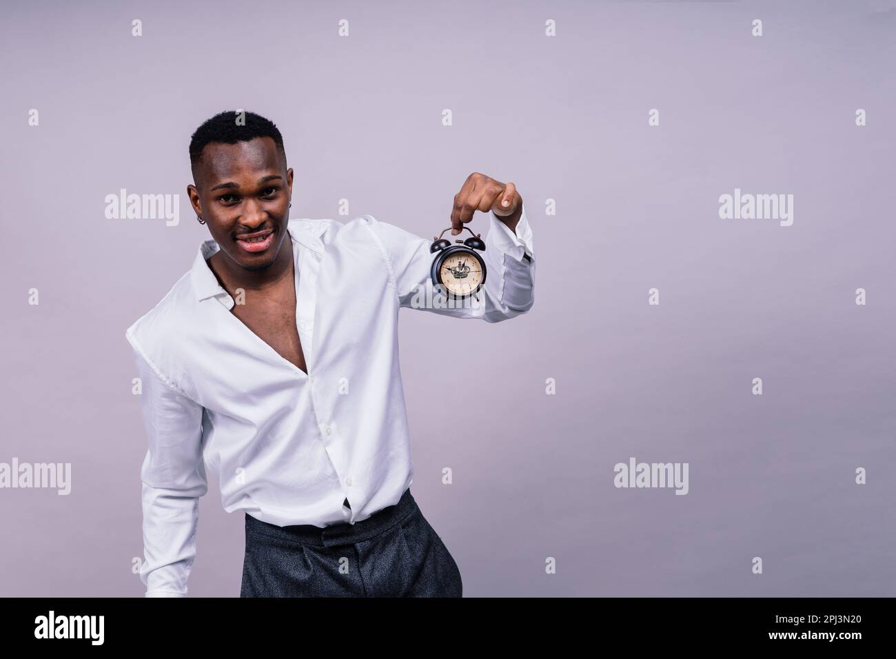 Felice uomo d'affari afro-americano in un vestito formale. Un ragazzo nero sorridente e sicuro Foto Stock