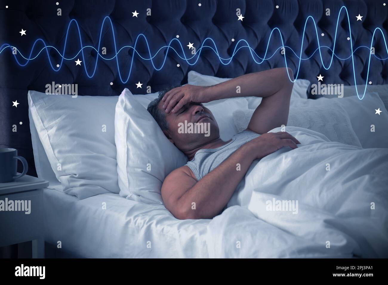 Uomo maturo che soffre di insonnia a letto di notte. Privazione del sonno Foto Stock