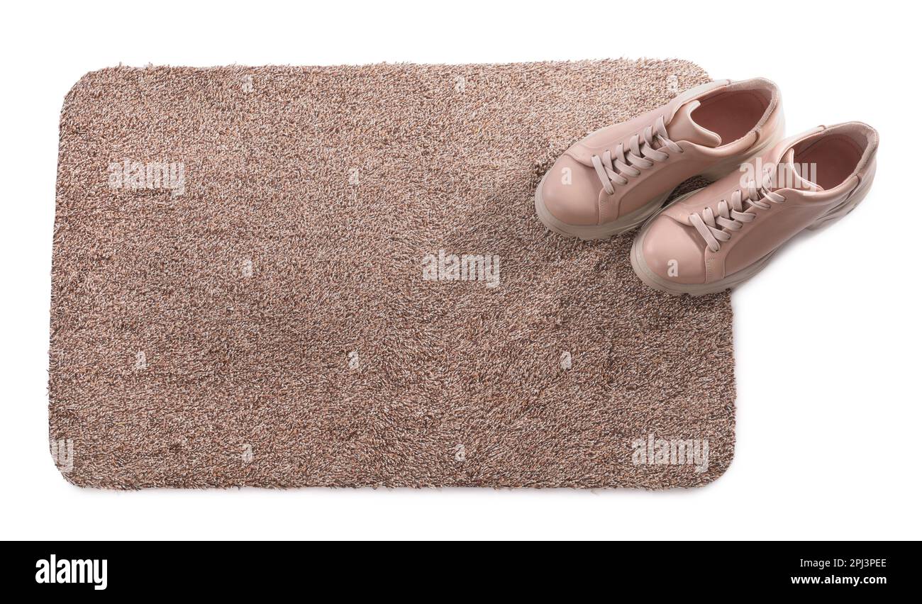 Elegante tappetino per porta con scarpe su sfondo bianco, vista dall'alto Foto Stock
