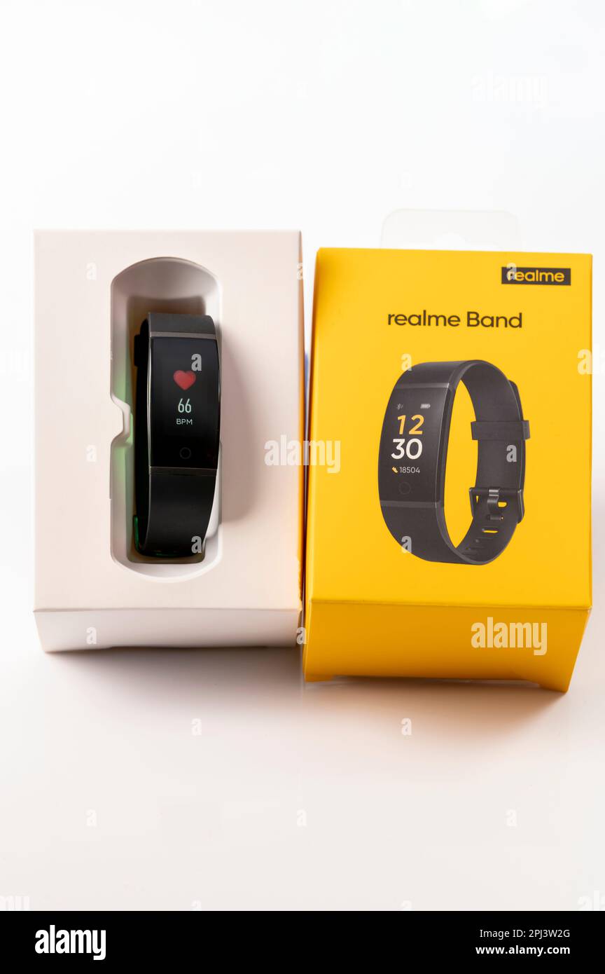 Lo sboxing di un nuovissimo smartwatch Realme Band 1 con ampio display a colori e Fitness Tracker, su sfondo bianco Foto Stock