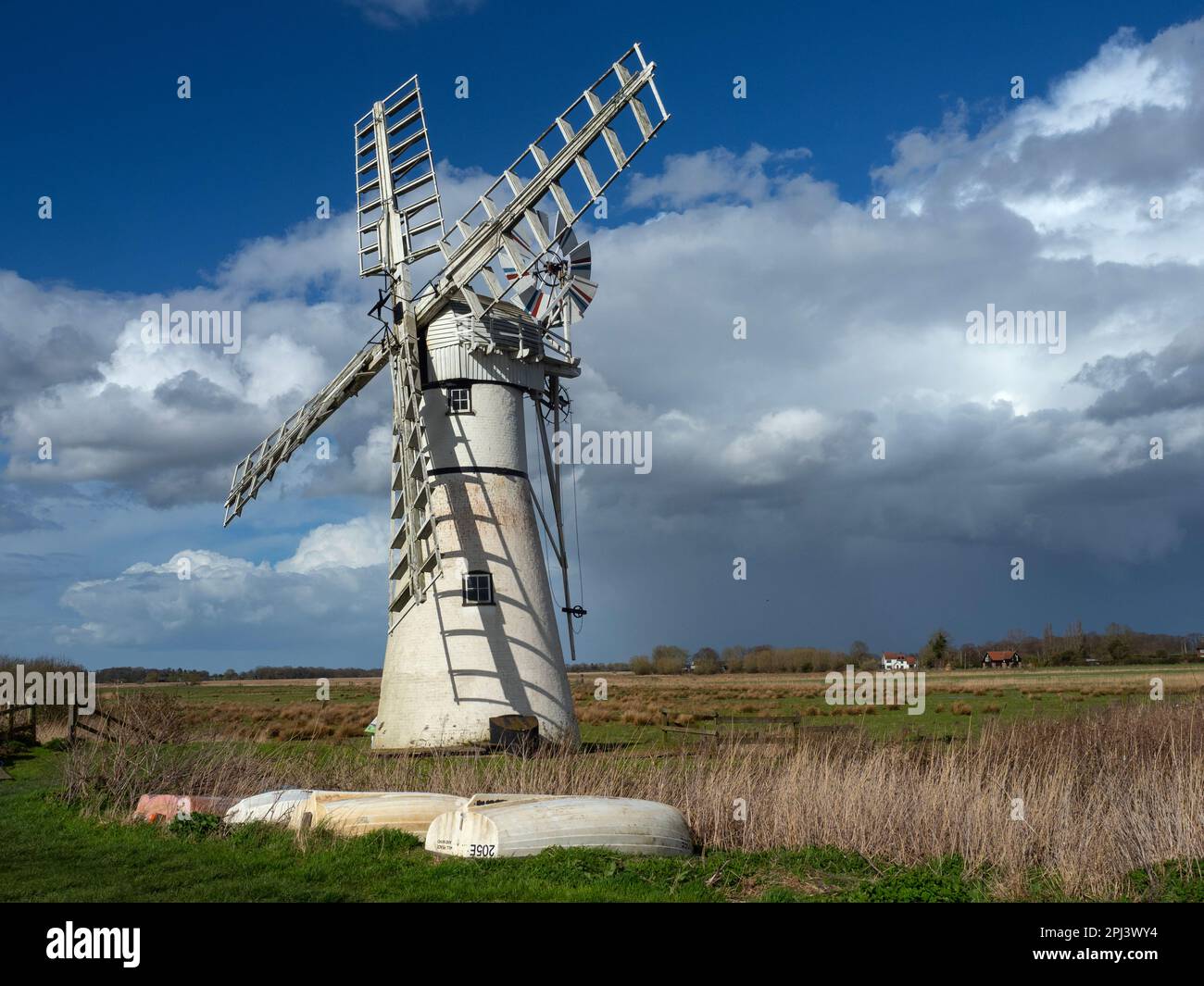 Thurne Windmill sul fiume Thurne Norfolk Broads National Park Inghilterra Regno Unito Foto Stock