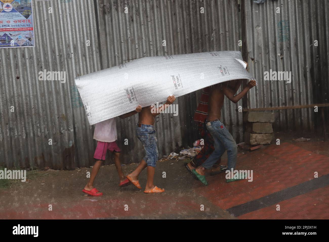 Il cielo di Dhaka si è nuvolato su domenica, 23 marzo, nella prima settimana di Chaitra. La capitale ha sperimentato docce intermittenti, a volte scendendo in un l Foto Stock