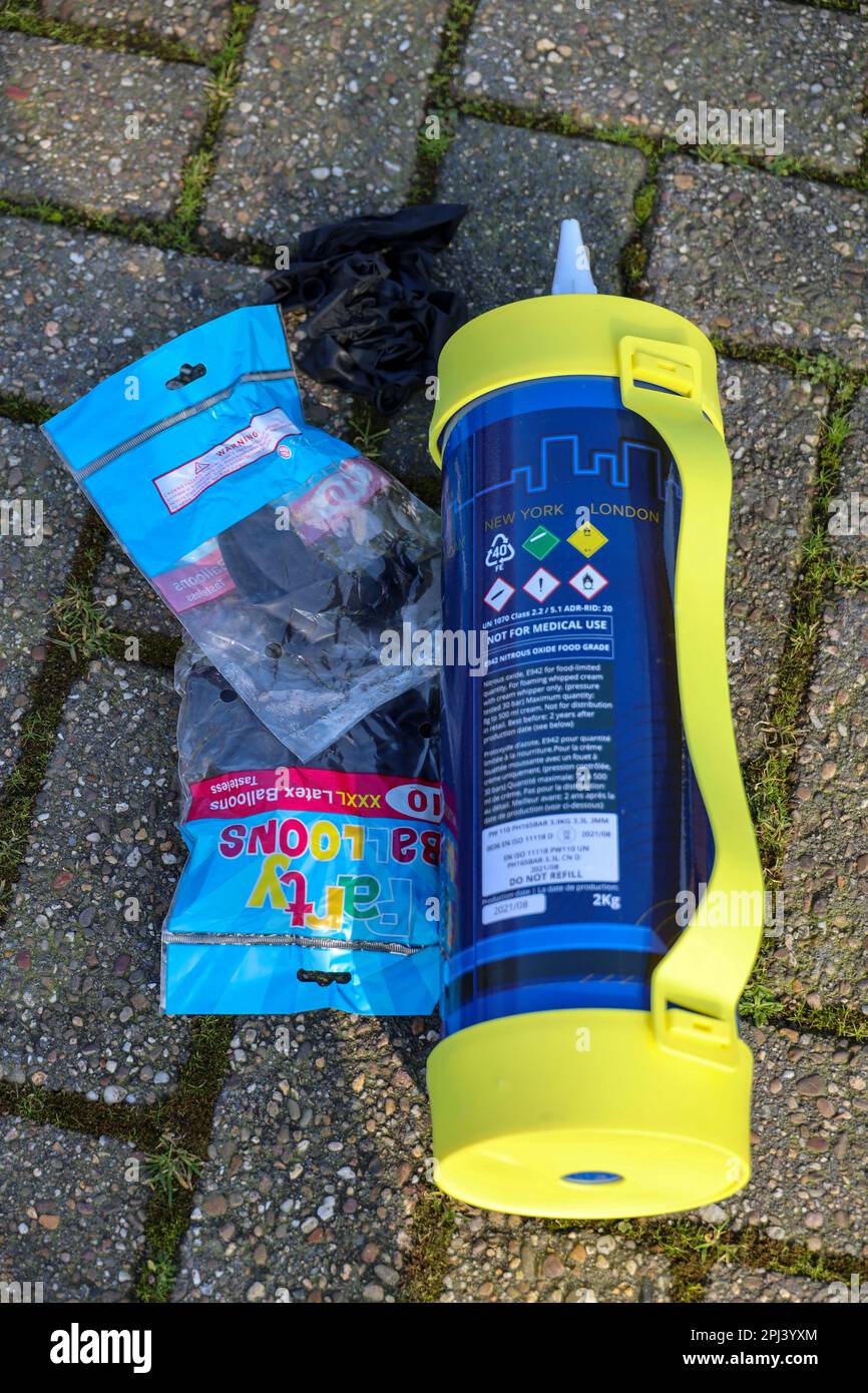 Protossido di azoto o bombola di gas ridente per uso ricreativo di droga  lasciato in strada con palloncini a Niewerkerk aan den IJssel Foto stock -  Alamy