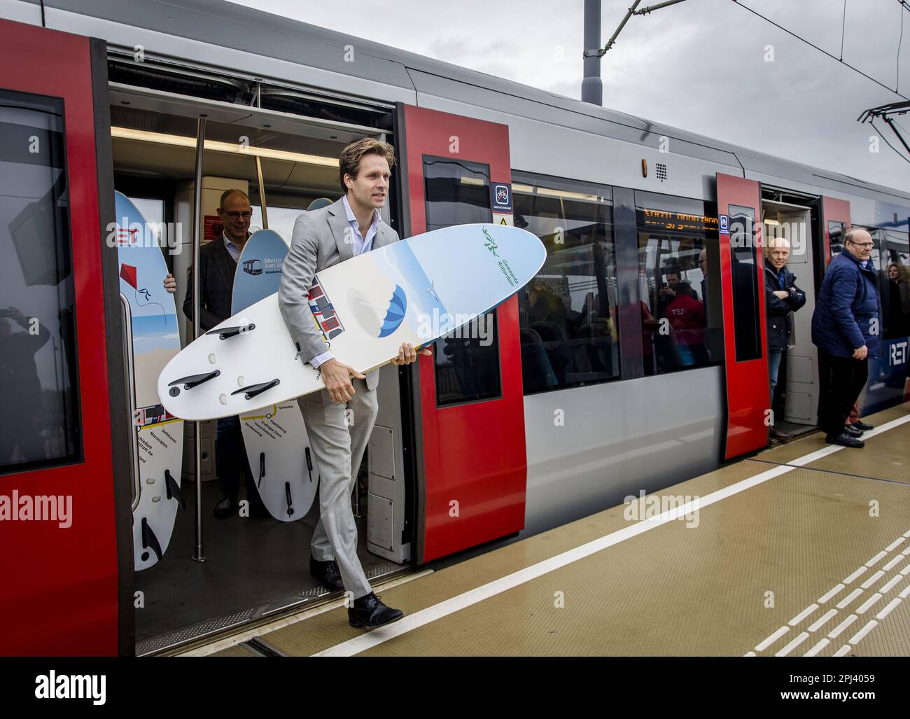 HOEK VAN HOLLAND - Alderman Vincent Karremans (comune di Rotterdam) durante l'apertura di una nuova stazione della metropolitana. I viaggiatori possono inoltre utilizzare l'ultima parte della linea B della metropolitana, il collegamento ferroviario tra Rotterdam e la stazione Hoek van Holland Strand. Con la messa in servizio, le persone possono scendere alla nuova stazione, a breve distanza dalla spiaggia. ANP SEM VAN DER WAL olanda fuori - belgio fuori Foto Stock